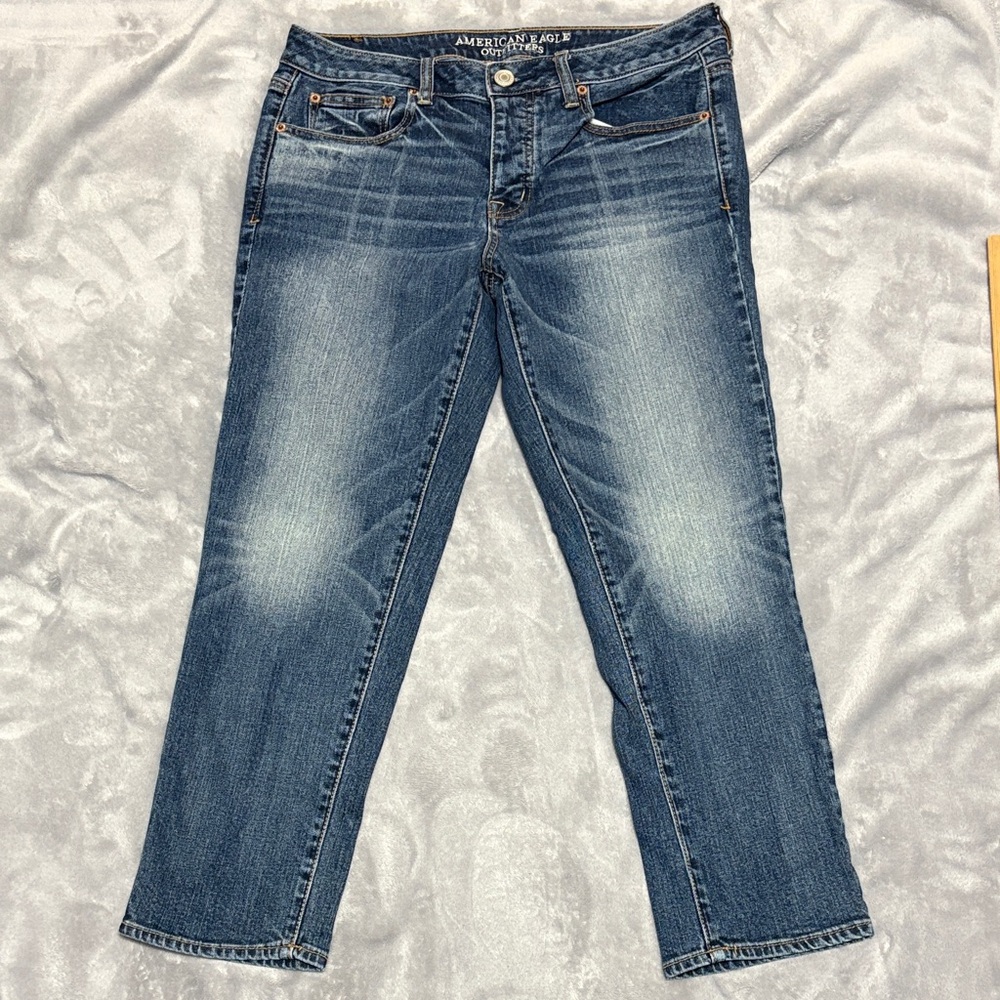 American Eagle Outfitters Boy Crop Women's Straight Crop Leg, low rise Jeans.